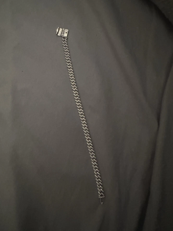 "Brazalete de eslabones cubanos con punta de micro diamante enchapado en oro blanco 8"" 6 mm The GLD Shop" Foto 3 de 3