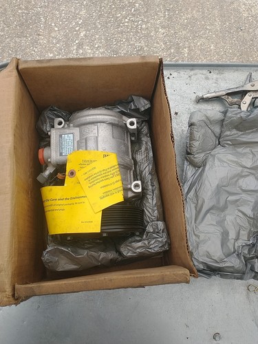 OE John Deere Reman AC Compressor SE503065 - Picture 2 of 11