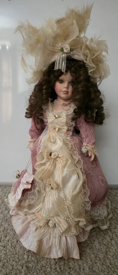 Викторианская фарфоровая кукла — кружевное платье, шляпа с перьями, сумочка и подставка - Изображение 3 из 4