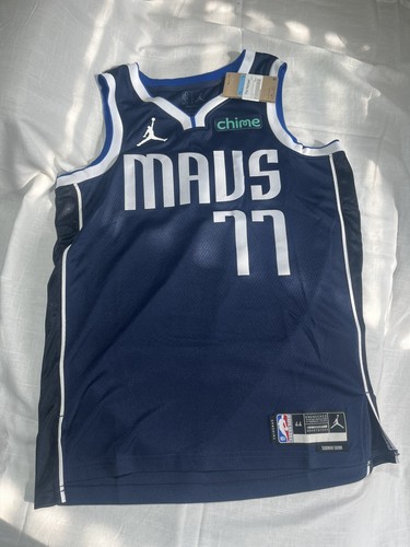 Nike Swingman Dallas Mavericks Luka Doncic #77 2022-24 Statement Edition Jersey