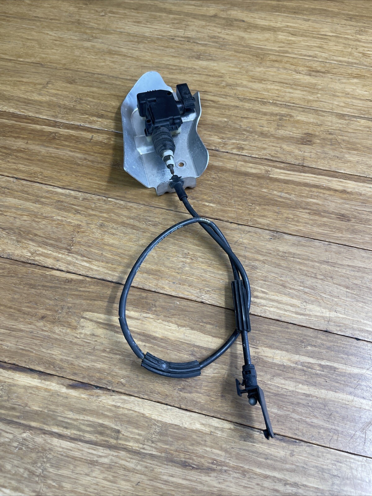 2014-2015 Audi R8 42 Spyder Trunk Lock Actuator Motor W/ Release Cable OEM