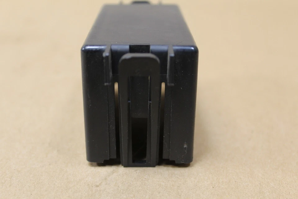 Cubierta de caja de fusibles traseros Pontiac G8 2008-2009 92213621 OEM Foto 3 de 4