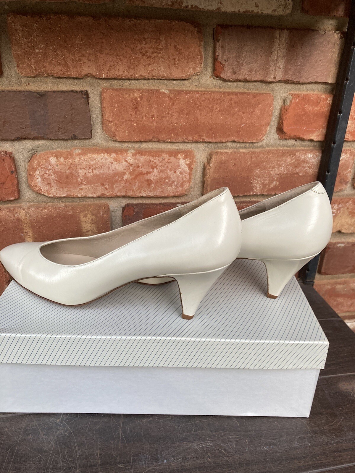 Amalfi Italy Monica Size 9.5 AA Ivory Leather Pumps Extra Narrow Shoes Heels eBay