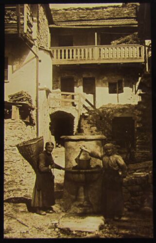Glass Magic Lantern Slide LADIES AT WELL TICINESE DATED 1924 PHOTO ITALY SWISS ? - Picture 1 of 2