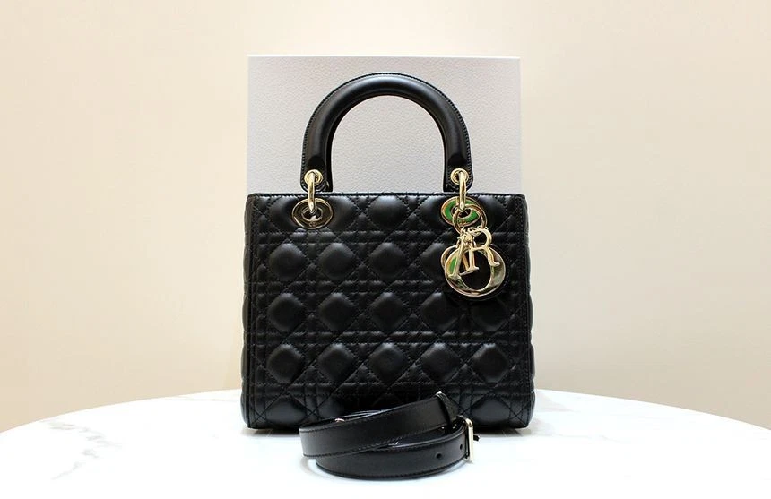 Sac fourre tout et bandoulière Dior Lady Lamb noir doré moyen M0565 A grade 119251081