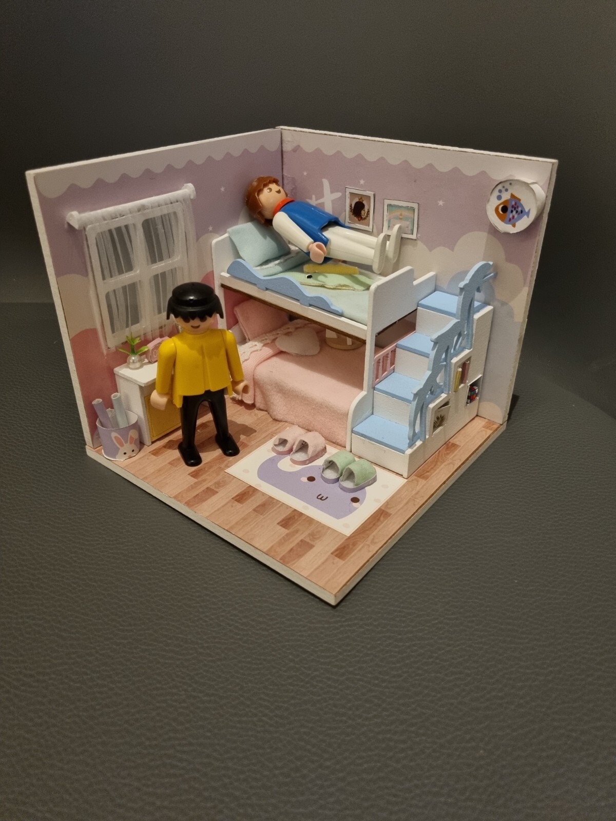 Maison de poupée : ensemble chambre d'enfant avec lits doubles miniatures - 3