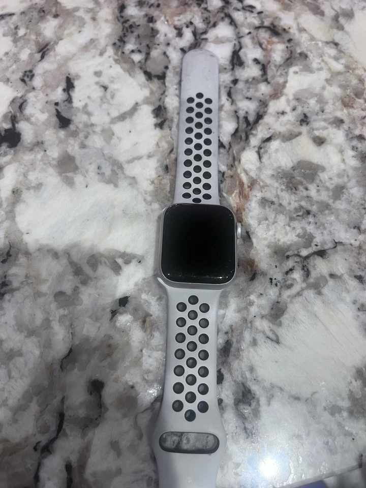 Apple Watch SE Nike - Image 4 of 4