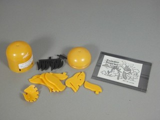 CAPSULA: Tempo dei Sauri D 1986 Styracosaurus giallo sul pontile (!) nell'uovo BPZ