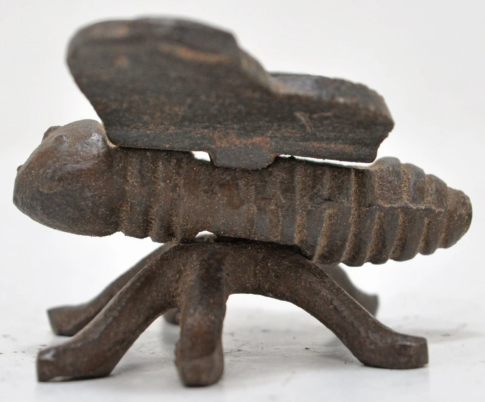 Estatuilla de insecto mosca pequeña de hierro de colección original antigua grabada a mano Foto 4 de 4
