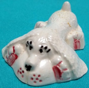 Whimsical DOG FIGURINE Cocker Spaniel Perhaps? HUGGING THE GROUND