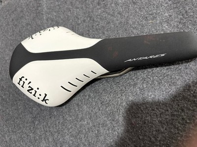 Fizik (fi'zi:k) Rennrad Sattel Antares R3 matt schwarz glänzend weiß sehr guter Zustand