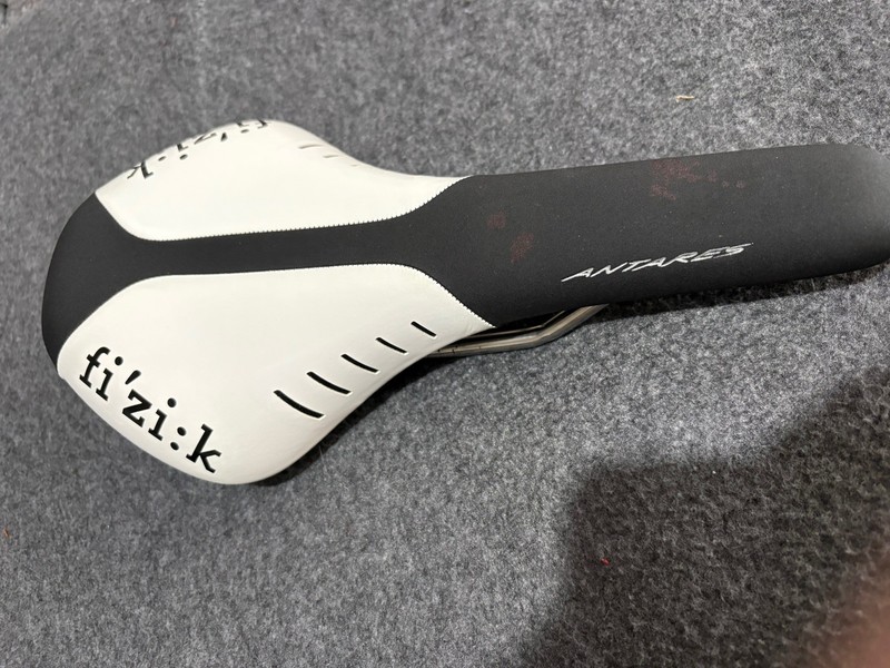 Fizik (fi'zi:k) Road Bike Saddle Antares R3 matt black gloss White VGC