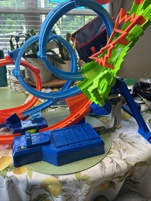 Hot Wheels Motorized Loop Track Set Portable
