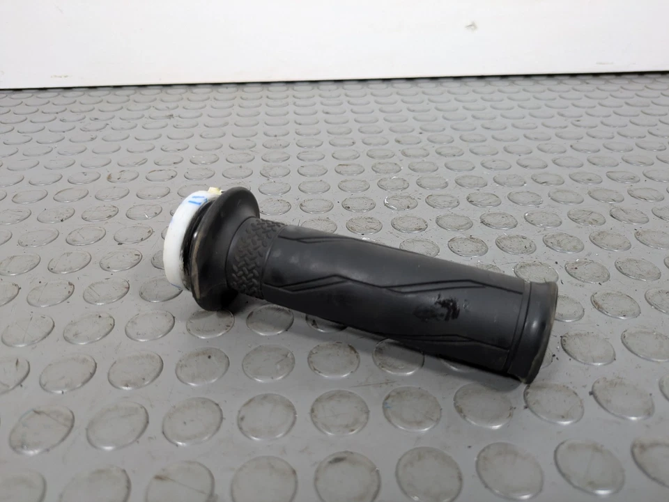 Empuñadura manillar delantera derecha Yamaha YZF R1 RN49 2CR 2017-2019 30292934 Foto 3 de 4