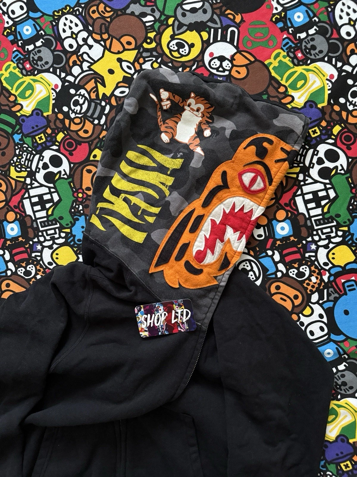 A BATHING APE (BAPE) Felpa con cappuccio A Bathing Ape nera mimetica tigre