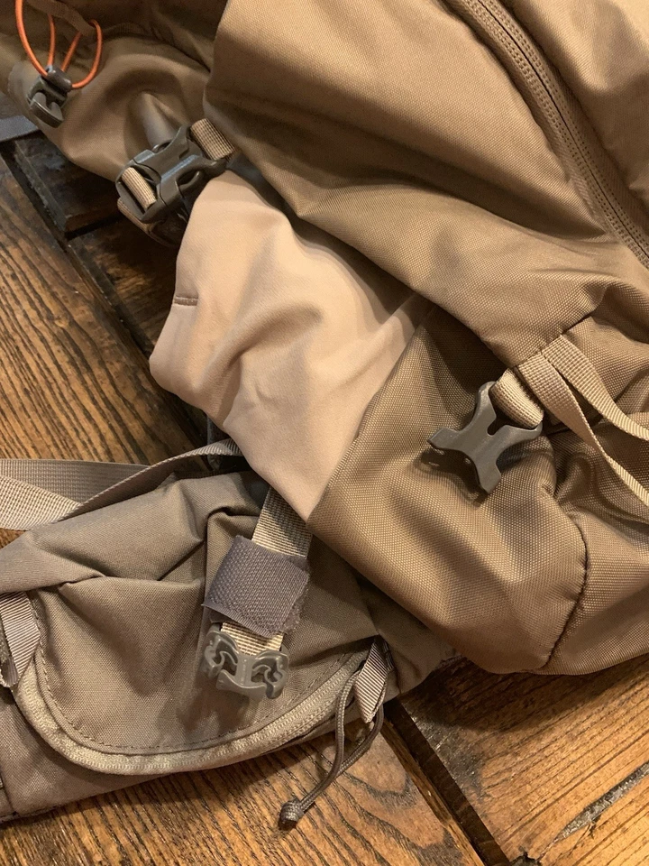 Mochila Mystery Ranch Coulee 30, 30L, bronceada, buena para viajes y EDC Foto 4 de 4