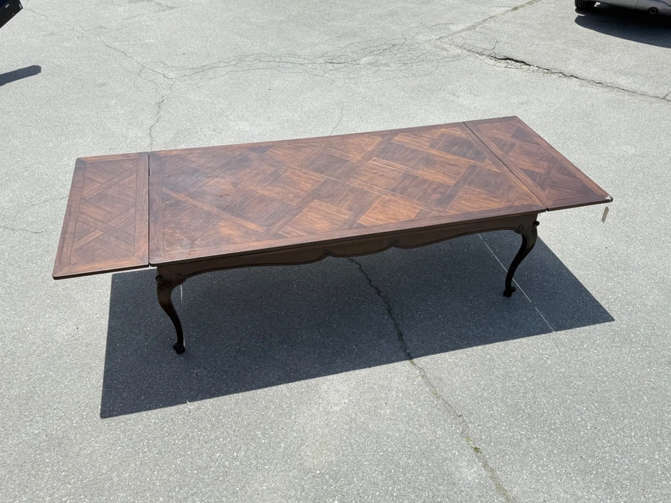 Mesa de comedor grande de madera de parquet provincial francesa Luis XV de 96" de largo con 2 hojas Foto 4 de 4