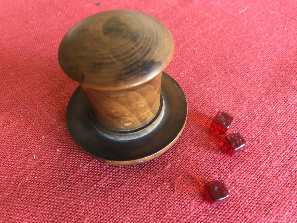 Antigua taza de dados "sombrero superior" con dados c1920 Foto 4 de 4
