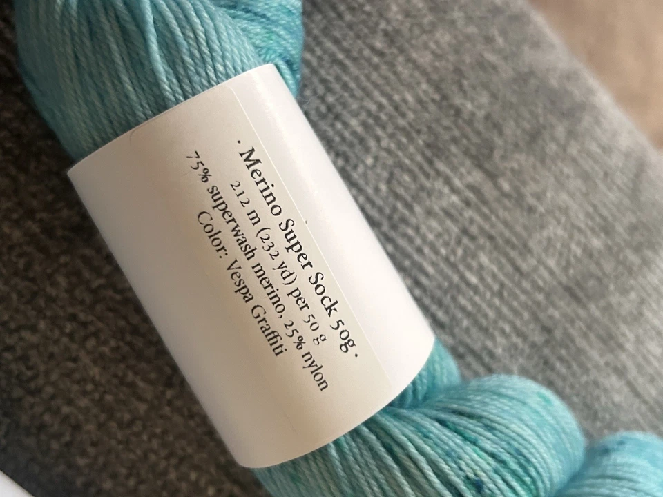 Hilo teñido a mano La Bien Aimee "Vespa Graffiti" 2 madejas Merino Super Sock Foto 2 de 4