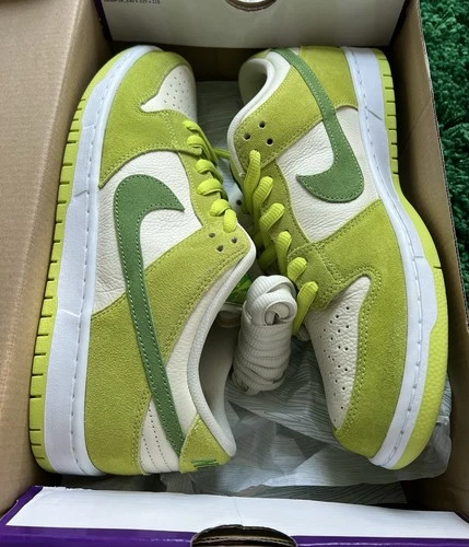 Nike SB Dunk Low Green Apple SIZE 10 BRAND NEW DM0807-300