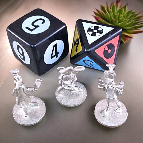 Disney 1st Edition Scene It DVD Game Replacement Parts 3 Pawn Movers & Dice 2004 - Picture 2 of 3