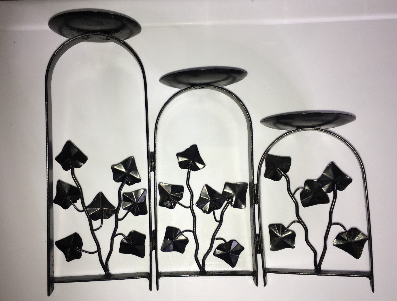 English Ivy Leaves Stylish 3-tiered Pillar Hinged Black Meta
