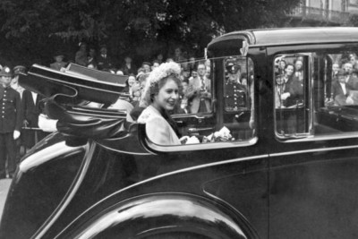HM Queen Elizabeth II in an open car 1950s 4x6 Photo
