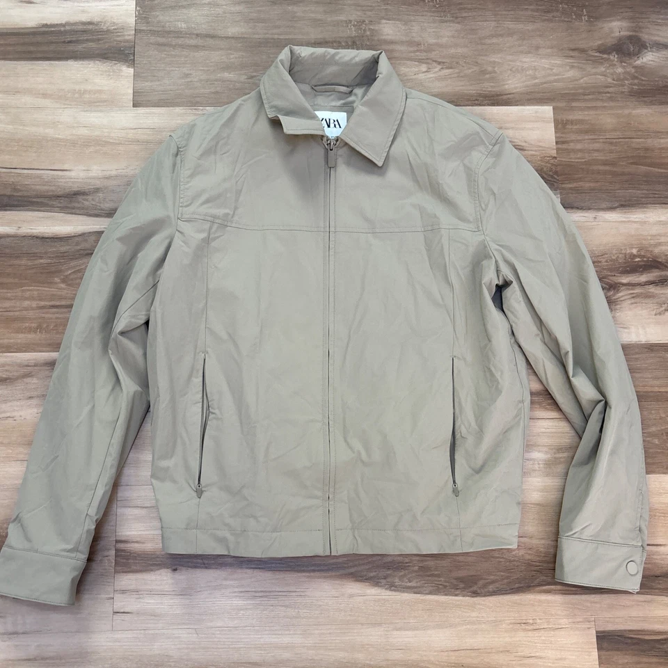 Chaqueta cortavientos Zara para hombre mediana caqui cremallera completa bombardero confort rendimiento Foto 2 de 4