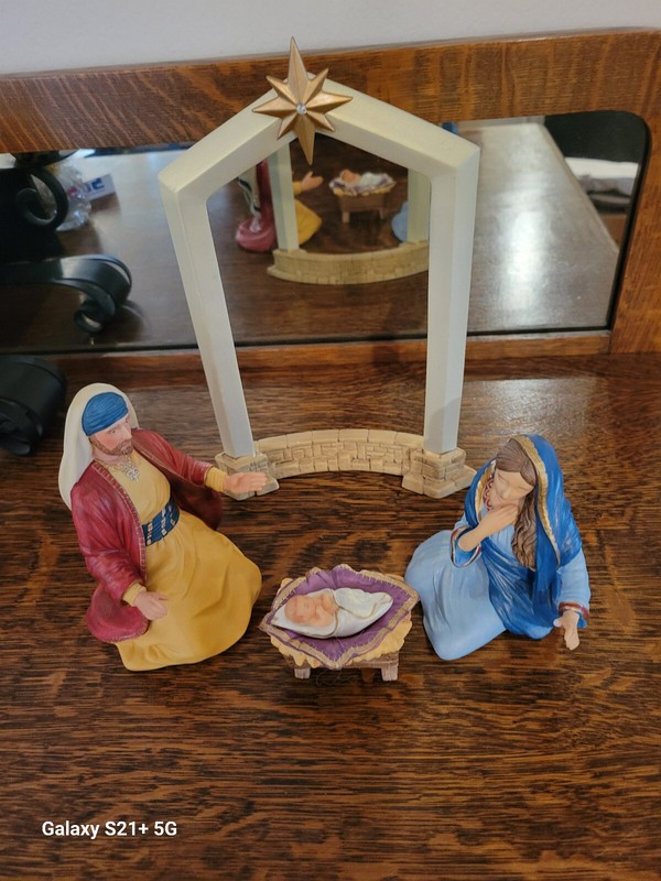 Hallmark Keepsake Nativity Set 2005 in Original Boxs