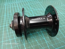 Formula disc brake front hub with quick release.