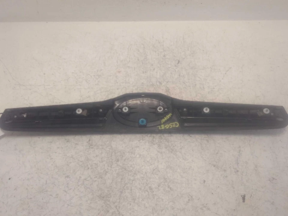 Used Front Center Grille fits: 2015 Subaru Forester center upper hood mounted ch Foto 3 de 4