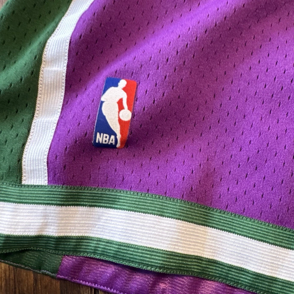 Mitchell & Ness Milwaukee Bucks Hardwood Classics Swingman Shorts Men’s Medium - Image 3 of 4