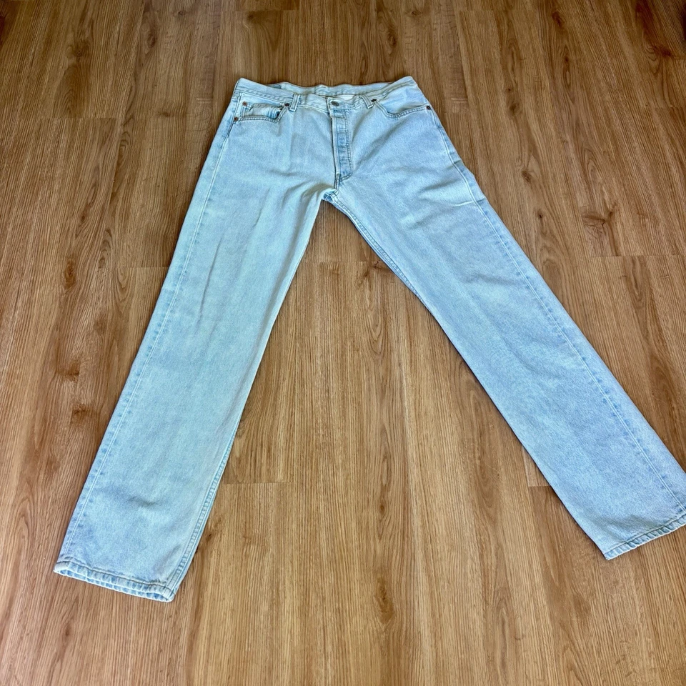 VINTAGE Levis 501 Jeans Mens 32x33 Straight Regular Light Wash USA Made 90s - Image 3 of 4