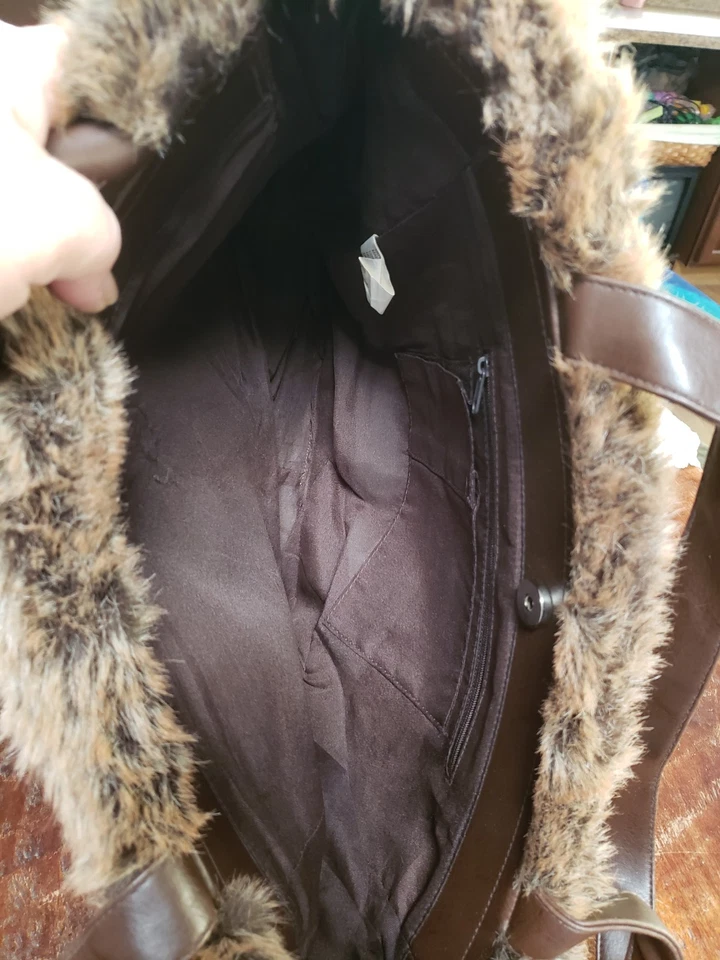 Bolso de hombro/cartera LG de piel sintética de colección 19"×11"×5 1/2", correas largas dbl NUEVO/recorte de precio Foto 4 de 4