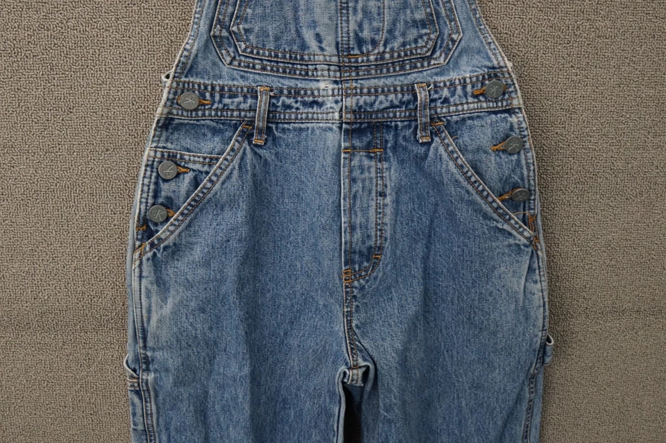Mono con tirantes de mezclilla vintage de Calvin Klein para niños talla S azul carpintero pierna recta Foto 4 de 4