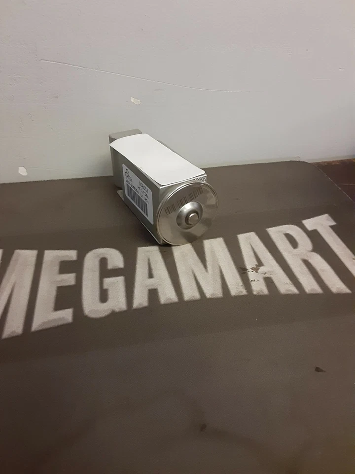 Válvula de expansión John Deere DZ111135 NUEVA OEM Foto 3 de 4