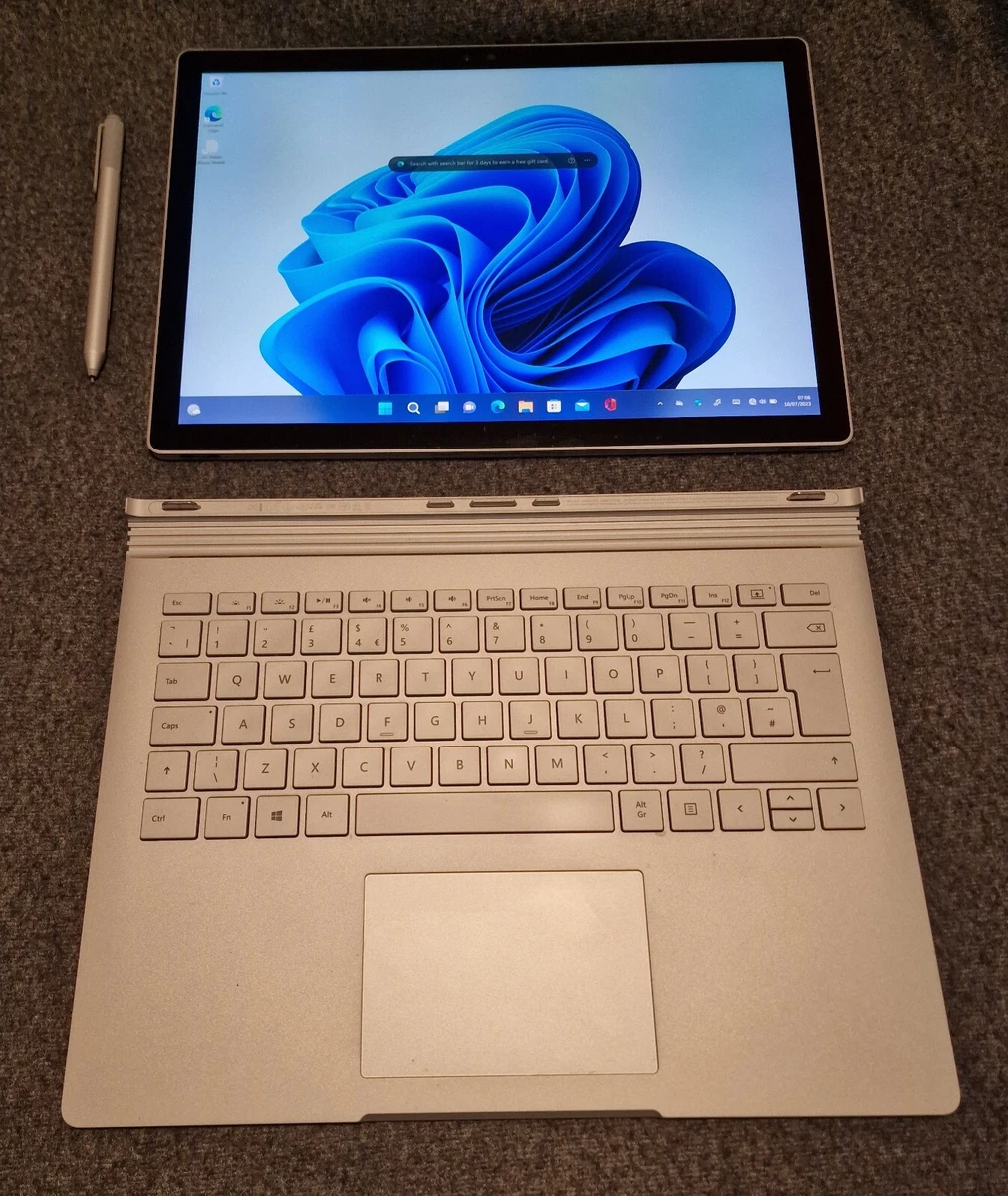 Microsoft Surface Book 13.5 in. Intel Core i7 2.6GHz 256GB SSD 8GB