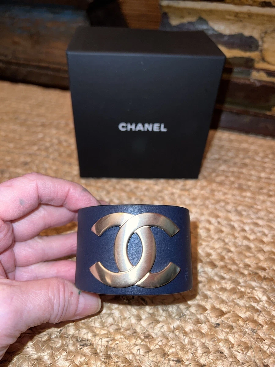 CHANEL Navy Blue Leather Gold CC LOGO CUFF BRACELET MEDIUM 7.25 Ltd. Ed. 2017