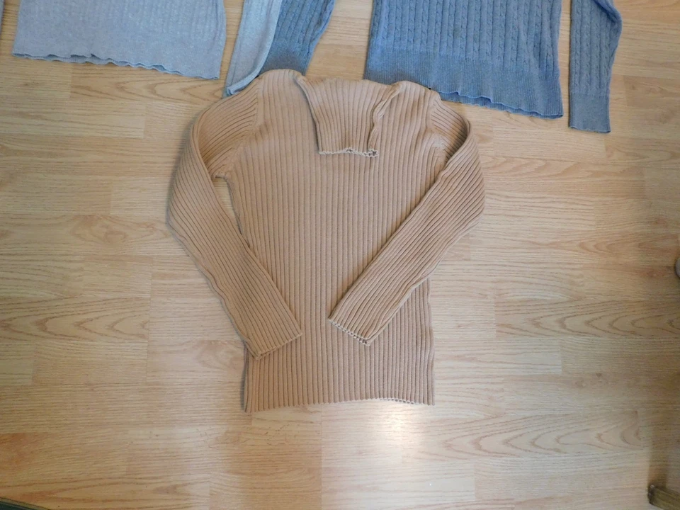 Med. Camisa cuello tortuga tostada y 2 camisas grandes gris cuello tortuga Foto 2 de 4