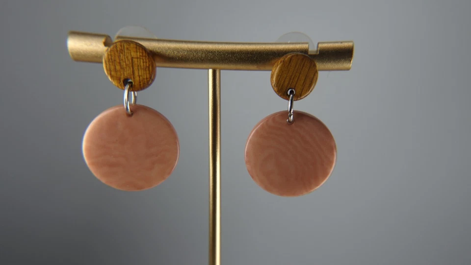 Pendientes colgantes bohemios bohemios de madera natural de oro Foto 2 de 4