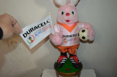 Lapin Rose Publicitaire Duracell - Coupe Du Monde 2002 FIFA, 16 Cm, Parfait état
