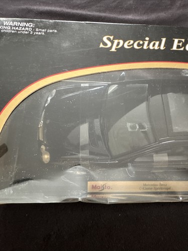 Maisto 1:18 Mercedes-Benz C-Klasse Sportcoupe Dark Blue with Stand - Picture 5 of 9