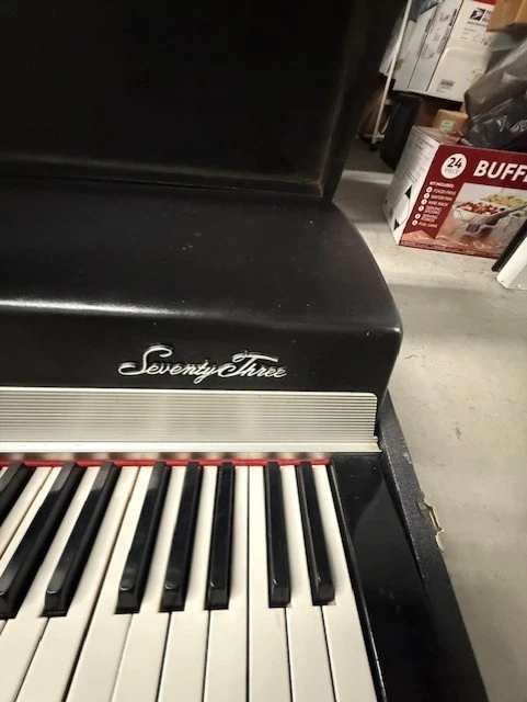 Bajo piano de escenario Rhodes Mark I 73 teclas con patas, amplificador guardabarros incluido Foto 4 de 4