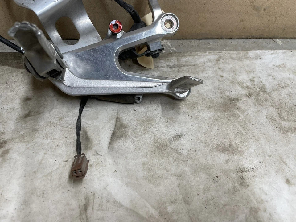 03-05 06-09 R6S 2005 Yamaha YZF R6 Juego trasero derecho soporte de freno clavija de pie Foto 4 de 4