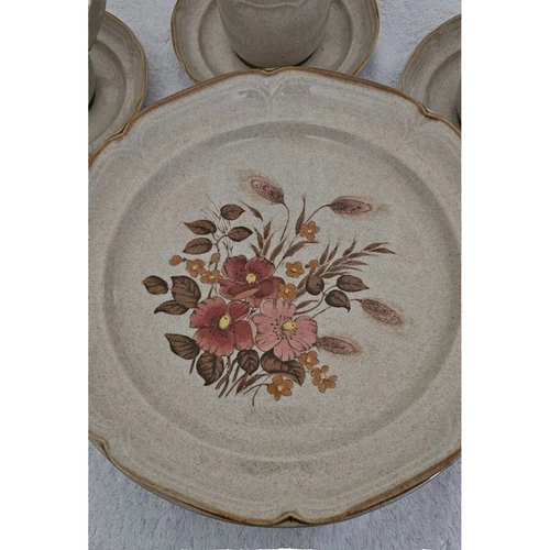 Vtg. Sunmarc Endura Collection Festive Stoneware Dinner Set (12 pieces) EUC