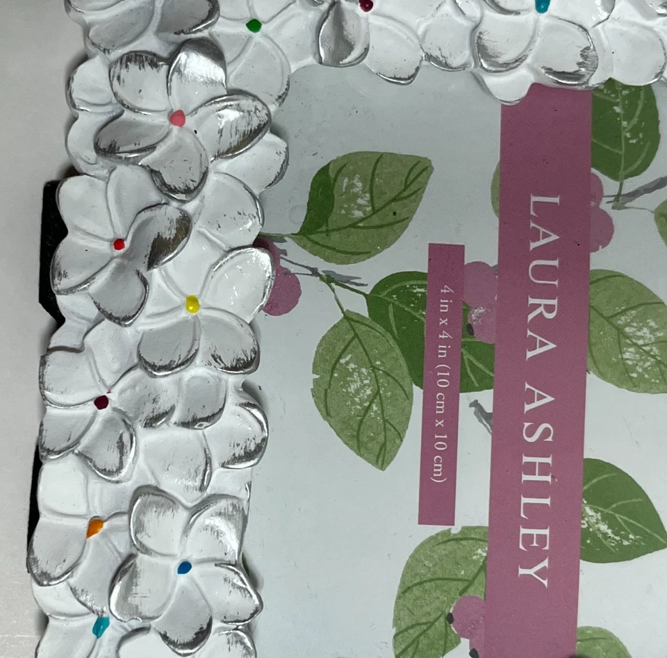 Marco de fotos floral de resina texturizada blanca y plateada Laura Ashley 4 X 4 Foto 4 de 4