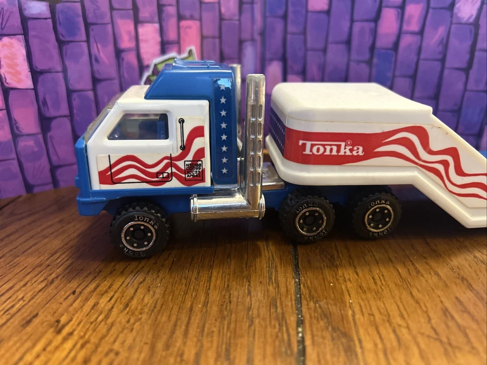 Tonka Semi Hauler With Lowboy Trailer Diecast Red White And Blue 812735-A-4 - Image 2 of 4