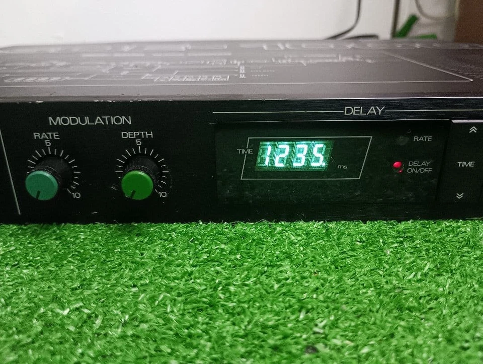 Roland SDE-1000 Vintage Digital Delay Rack Guitar Effects Processor Used - Image 3 of 4