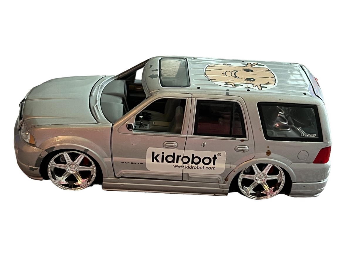 Jada Toys No 53649 Scale 1/24 2003 Lincoln Navigator Silver