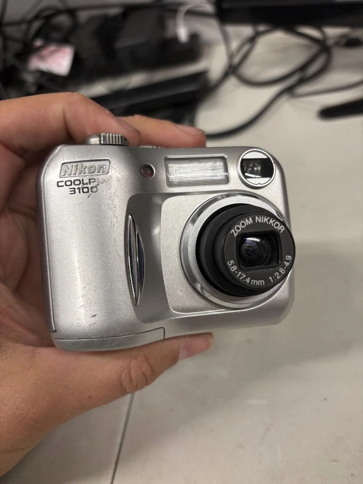 Nikon COOLPIX 3100 3.2MP Digital Camera Silver 3x Optical Zoom WITH SD CARD - Image 3 of 4